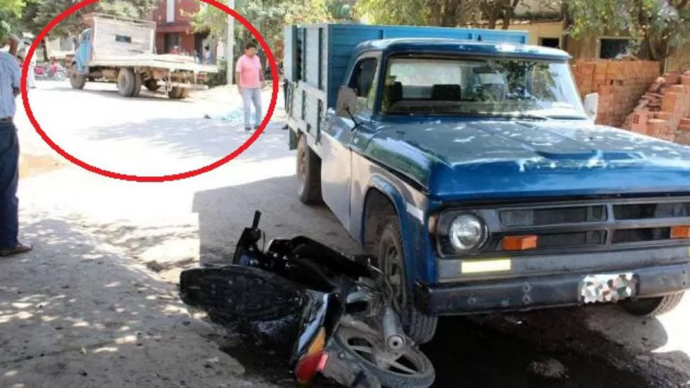 EN EL FONDO.  Detrás de la camioneta se ve el camión que chocó y mató a uno de los obreros. FOTO TOMADA DE FACEBOOK / INFOAGUILARES - DE CARLOS ROSZNERCKI