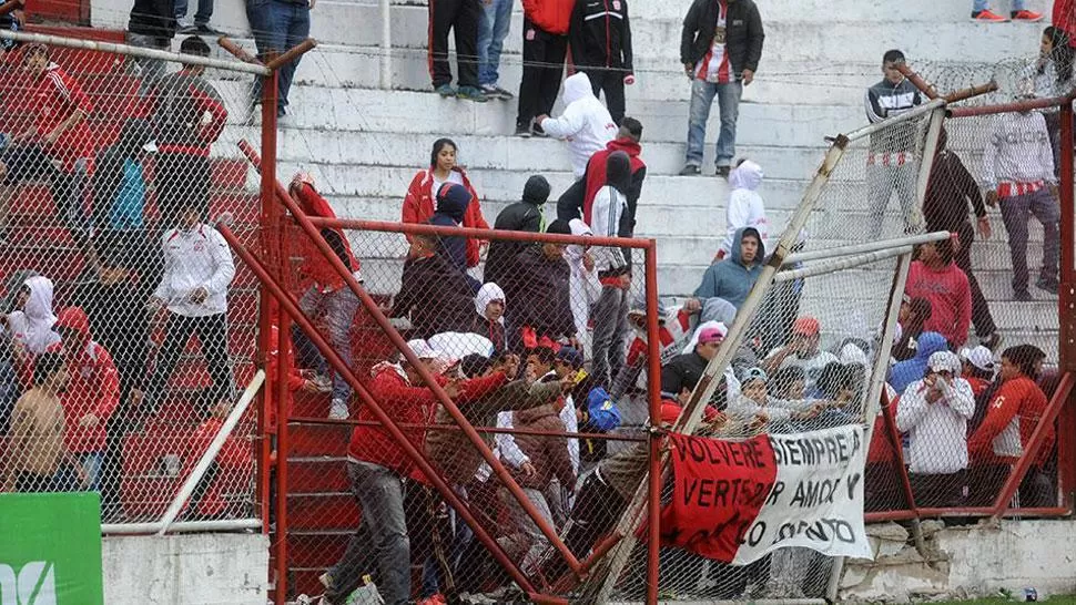 CAOS. Los destrozos en el último partido que se jugó en La Ciudadela, y que terminó suspendido. (LA GACETA)