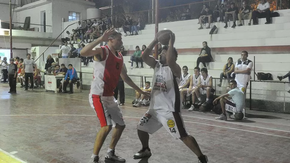 EL VALOR DE LA EXPERIENCIA. Rubén Valdez (All Boys) defiende y Francisco González (Alderetes) intenta definir.
FOTO DE LA GACETA/ANTONIO FERRONI