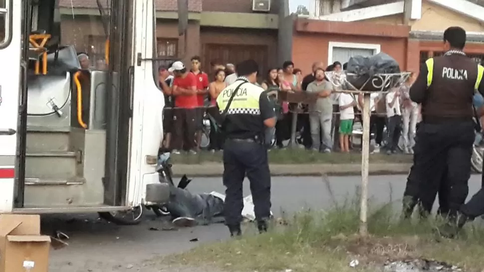 Una moto se estrelló contra un colectivo: un muerto