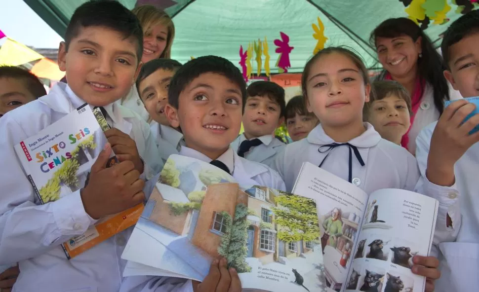 ENTRE TODOS. A partir del cuento aprendieron que lo que cada uno sabe ayuda a entender la realidad. LA GACETA / FOTOS JUAN PABLO SÁNCHEZ NOLI.