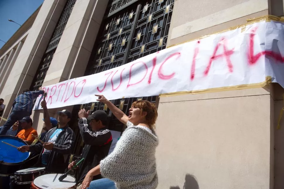 CONVULSIÓN SOCIAL Y POLÍTICA. Durante cuatro días, entre el 16 y el 20 de septiembre, militantes del oficialismo acamparon frente a Tribunales. la gaceta / foto de juan pablo sánchez noli (archivo)