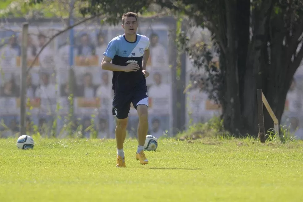 UN DÍA ESPECIAL. González se entrenó a la par del grupo y luego compartió con sus compañeros unas tortas que llevó. la gaceta / foto de analía jaramillo