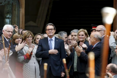 Miles de catalanes apoyan a Artur Mas en su desafío a la justicia de España