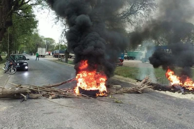 Hartos de los asaltos, vecinos de Colombres cortan la ruta 302