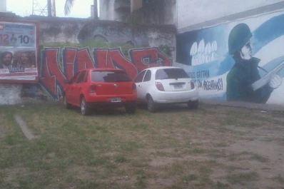 Una plazoleta de barrio sur se convirtió en un estacionamiento