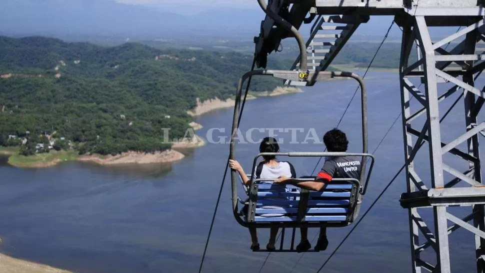 IMPACTANTE. Esta es la vista al desciender del cerro Medici en la aerosilla del Dique El Cadilla. ARCHIVO LA GACETA / FOTO DE ANALÍA JARAMILLO