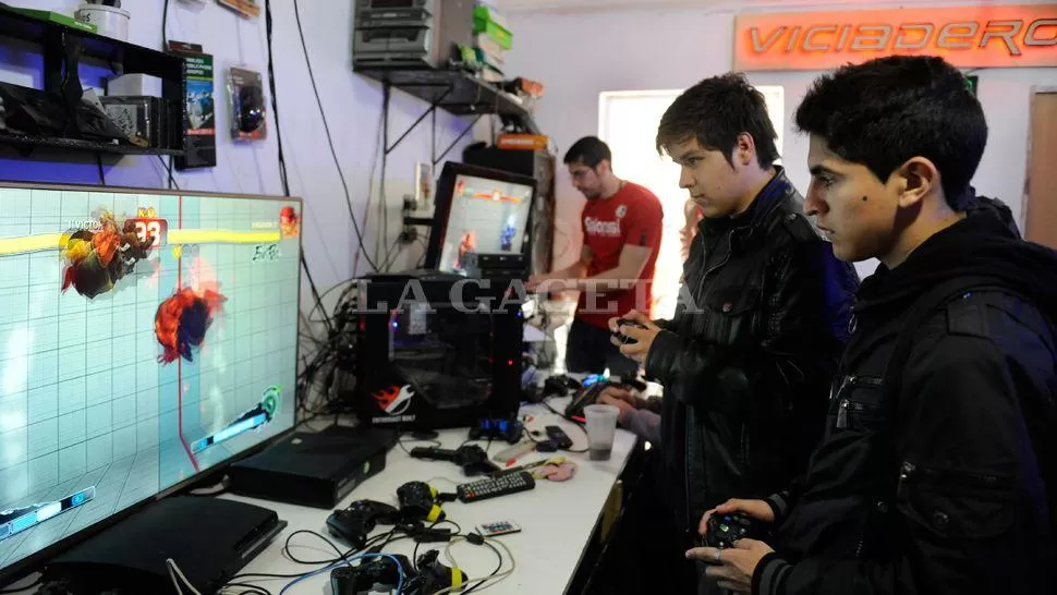 PASIÓN POR EL VICIO. Para varias generaciones, la Mesa de los Galanes no estuvo en un bar, sino en un local de arcade. FOTO FLORENCIA ZURITA