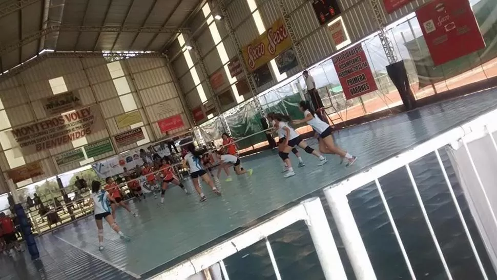 ANDAR VICTORIOSO. Las chicas de Monteros Voley también transitan el camino del triunfo y lideran la tabla.
FOTO TOMADA DE CLUB MONTEROS VOLEY