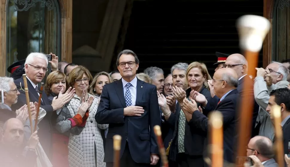 EN BARCELONA. Entre los aplausos, el líder secesionista ingresa a tribunales. reuters
