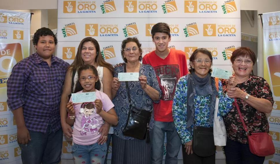 ¡FELIZ DÍA! Liliana Caro -y dos de sus hijos-, Paula Ortega -y su nieto- y Elvira González -y su cuñada- celebran.LA GACETA / FOTO DE FLORENCIA ZURITA. 