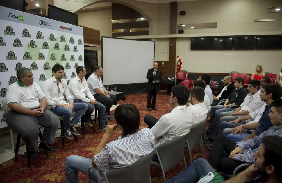 LISTOS. Albornoz, Aranda, “Pepito” Muruaga y el presidente de “el verde” fueron los voceros en la presentación que se hizo en el Bingo de la Terminal de ómnibus. la gaceta / foto de jorge olmos sgroo