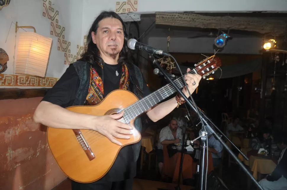 COMPOSITOR. Yuca Córdoba se siente honrado de ser uno de los autores locales más cantados por sus pares. LA GACETA / FOTO DE EZEQUIEL LAZARTE (ARCHIVO).