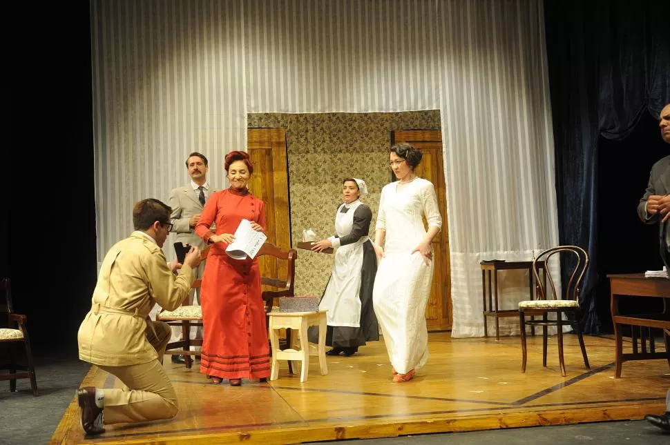 PUESTA DE ÉPOCA, CON ANACRONISMOS. El director, Luciano Suardi, juega con los elementos en escena. LA GACETA / FOTO DE HÉCTOR PERALTA.