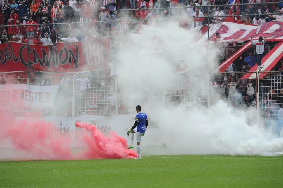 LAMENTABLE. Fue la situación que se vivió al finalizar el partido frente a Gimnasia y Tiro que al final no sufrió sanción. la gaceta / foto de héctor peralta