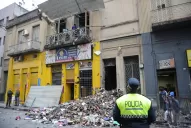 Policías custodian la librería incendiada para evitar robos