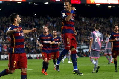 Neymar hizo olvidar a Messi, Barcelona goleó y subió a la cima
