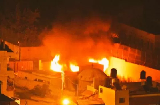 LUGAR SAGRADO. Las llamas producidas por bombas molotov se observan en el lugar donde se encuentra la tumba del patriarca José, en Nablús. foto del ejercito israelí / twitter