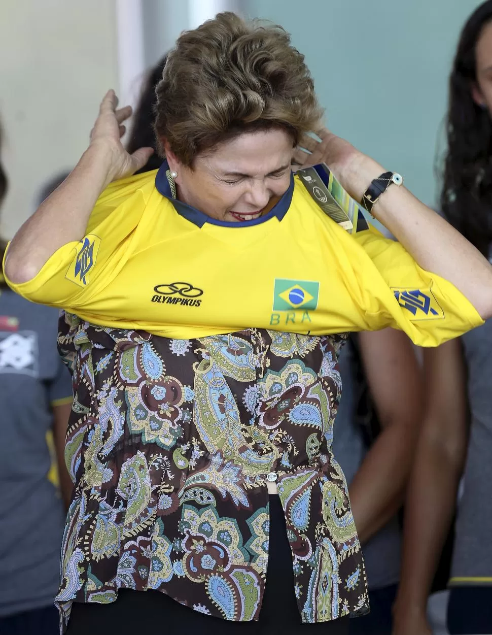 PRUEBA. Rousseff se pone una camiseta de la selección de voleibol playa. reuters