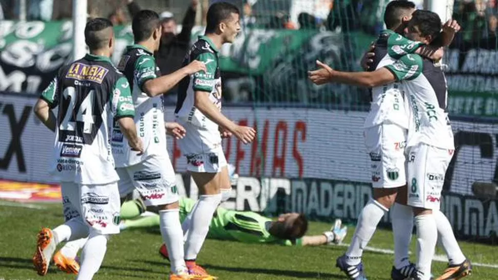 GOLEADA. San Martín de San Juan celebró el 5-0 sobre Newell's. (INFOBAE)