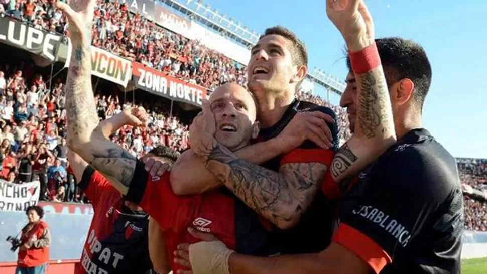 FELICES. Los jugadores de Colón celebran el triunfo clave. (@TACOYGAMBETA)