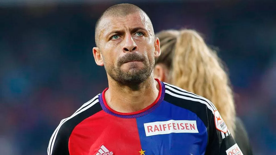 ADIÓS. Samuel, con la camiseta del Basel suizo, pondrá fin a su carrera. FOTO TOMADA DE VISIÓN NOVENTA.COM.
