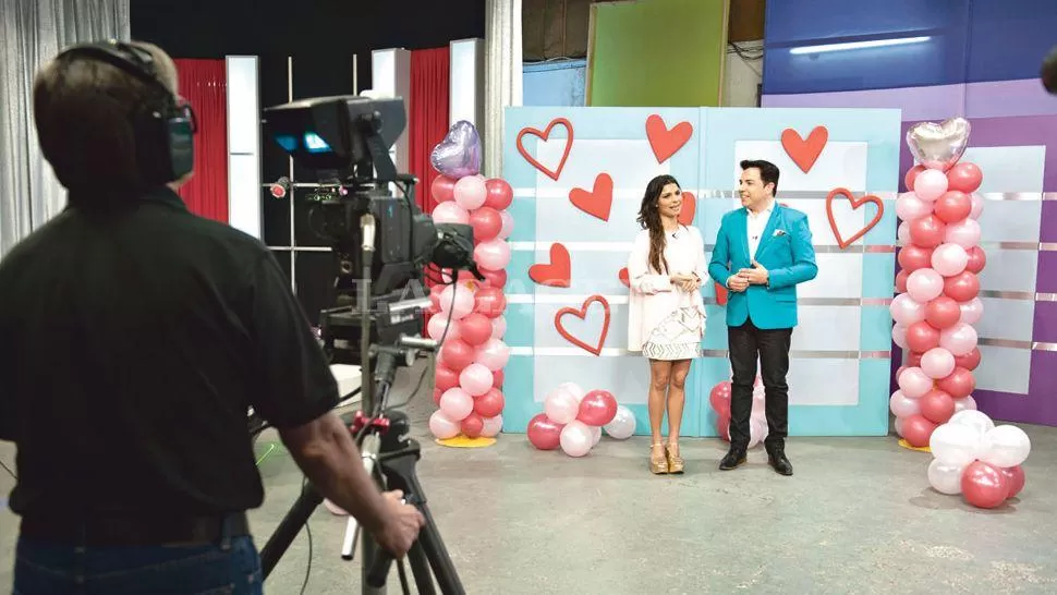 ENTRE CORAZONES. El estudio de Canal 10 se ambientó con globos y carteles para celebrar el Día de la Madre. LA GACETA / FOTO DE FLORENCIA ZURITA