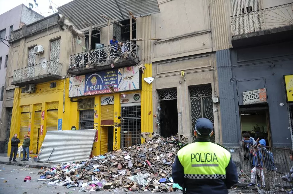 LOS SALDOS DEL SINIESTRO. Una montaña de mercancía quemada tapa los accesos del comercio. la gaceta / foto de héctor peralta