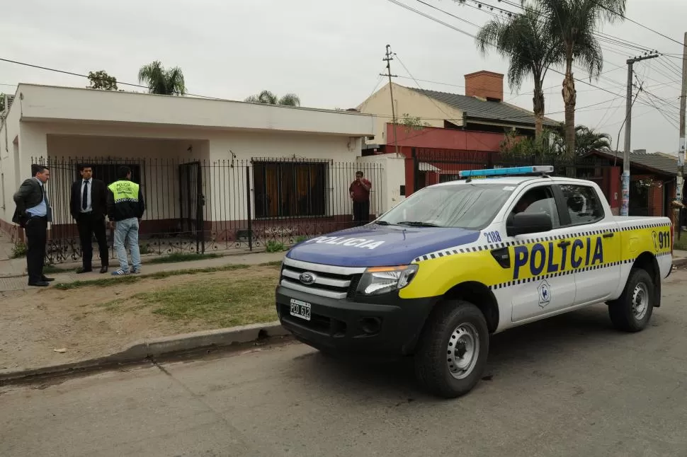 INVESTIGACIÓN. La Policía peritó la casa de los Roselló en busca de pruebas que los guíen hacia los ladrones. la gaceta / fotos de inés quinteros orio