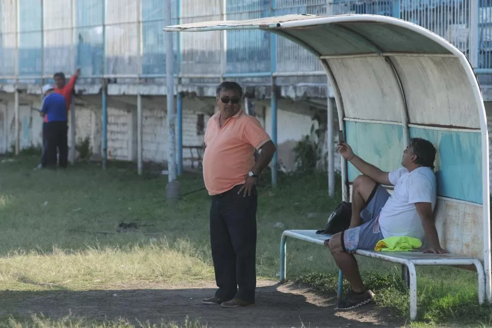 PLANES FUTUROS. Bustos, presidente, dialoga con Robles, actual entrenador de Atlético Concepción. la gaceta / foto de inés quinteros orio 