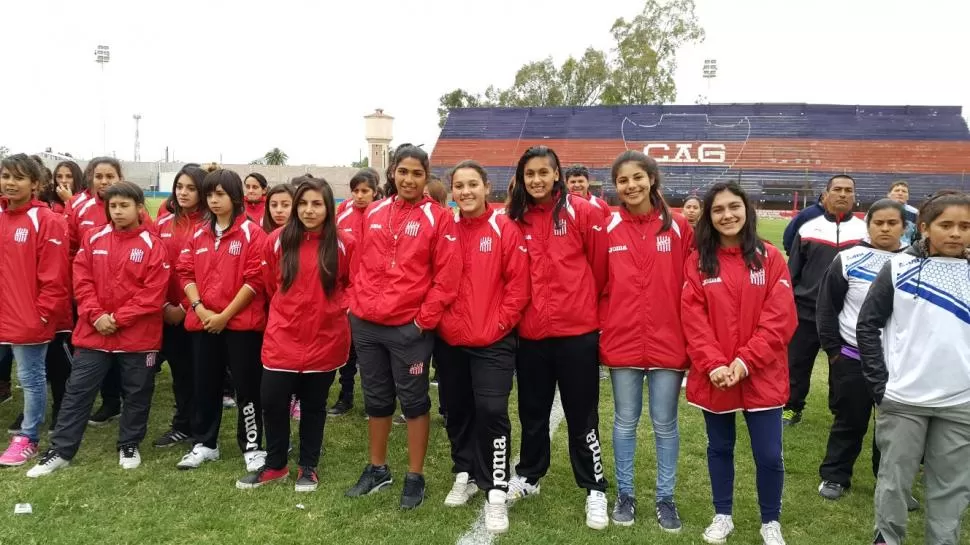 COSTUMBRE. Las chicas de San Martín suman trofeos a las vitrinas del club. foto de florencio robles