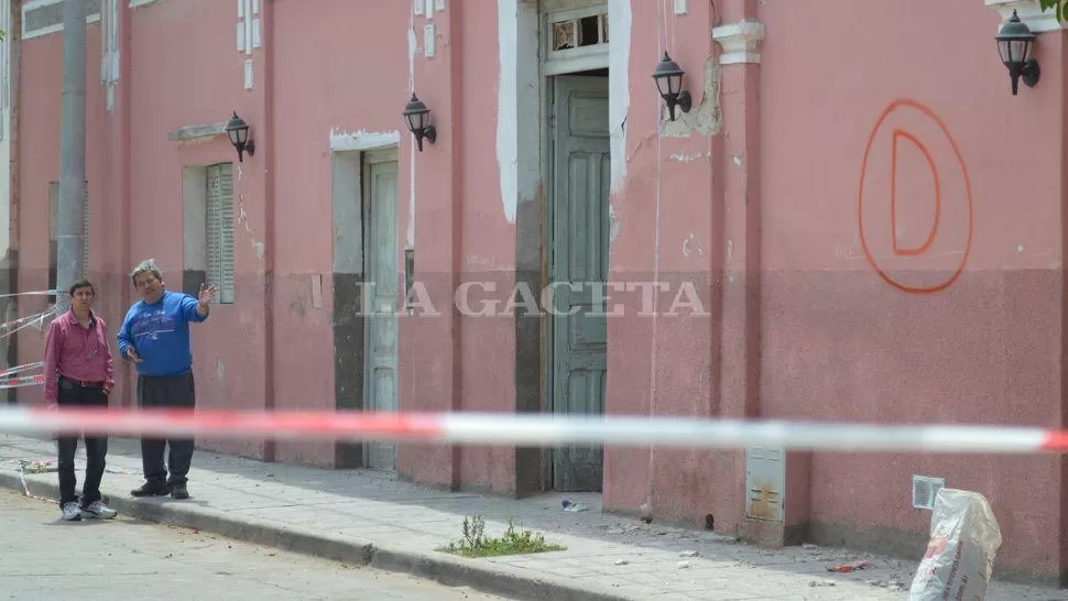 LISTA PARA SER DERRUMBADA. Las construcciones fueron marcadas con la letra D en sus paredes. FOTO DE LA GACETA SALTA