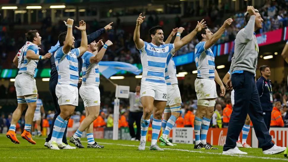 LOCURA. El plantel argentino celebró largamente la clasificación en el Millennium Stadium. REUTERS