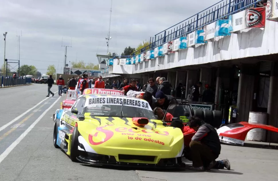 BIEN ASISTIDO. El equipo de Walter Alifraco pone a punto el Dodge. prensa pablo ortega 