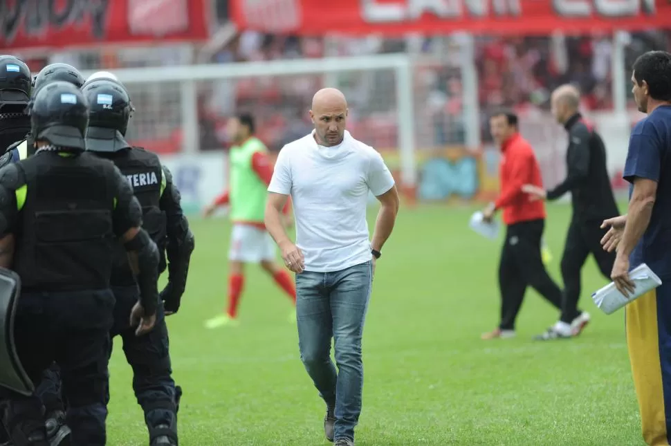 MUCHOS INTERROGANTES PARA “TOMATITO”. “Me preocupa que tengamos la chance de llevar la pelota al ras del piso y no lo hagamos”, se quejó Sebastián Pena. la gaceta / foto de héctor peralta