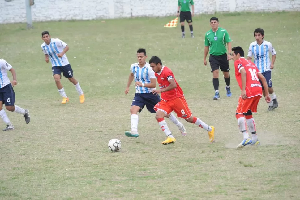 LOS GOLEADORES DE RANCHILLOS. El volante Lucas Ybarra intenta llevarse la pelota ante la marca de un rival. Lo observa Javier Mangarella, autor de dos tantos. la ghaceta / foto de héctor peralta