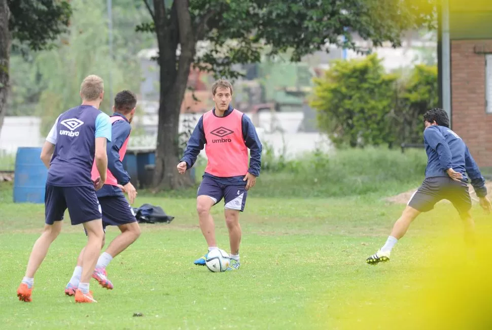 SABE MANEJARLA. Quiroga controla el balón mientras dos marcadores se le vienen encima; el volante sabe jugar bajo la presión de la cancha y de la tabla.  la gaceta / foto de héctor peralta