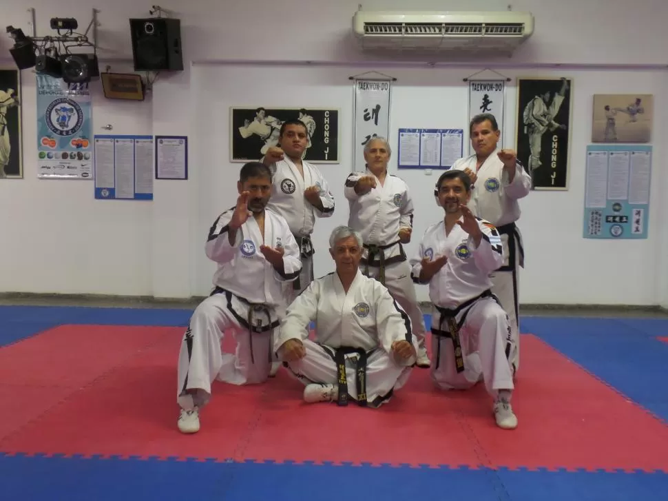 LOS MAESTROS. Celebraron juntos los 41años de enseñanza del taekwondo.  
