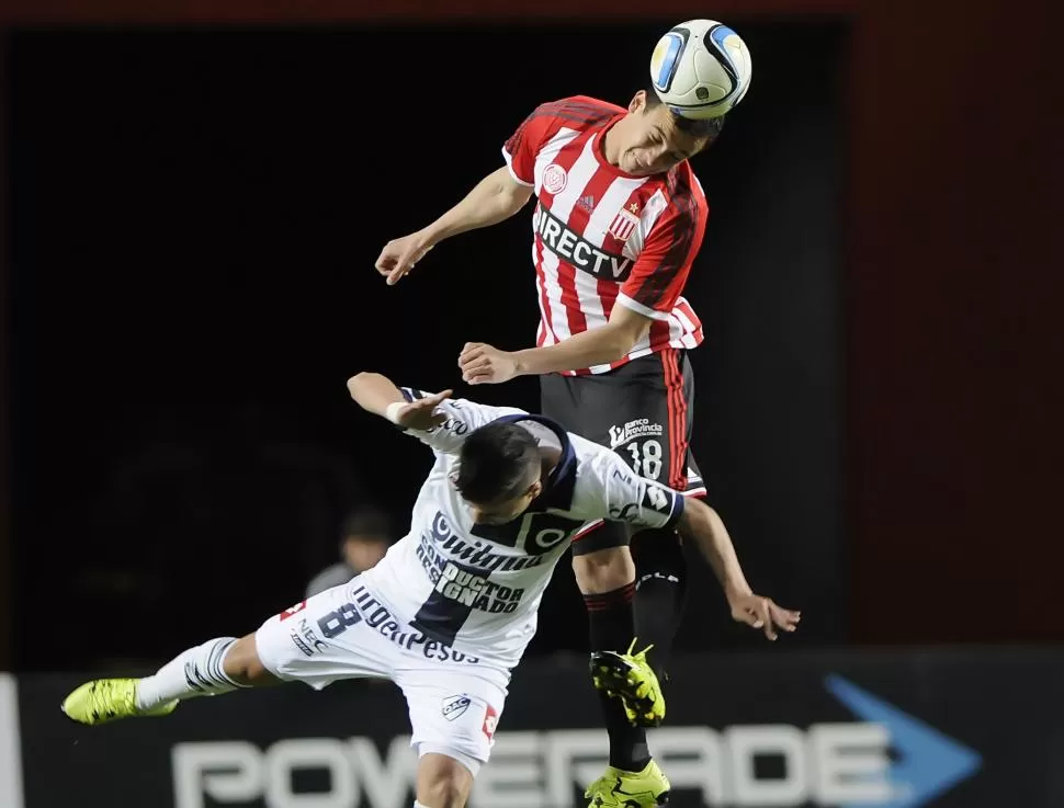 BIEN ARRIBA. Leonardo Jara de Estudiantes le gana en el salto a un rival. dyn