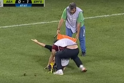 Se lesionó y, sacándolo en camilla, los médicos lo golpearon peor