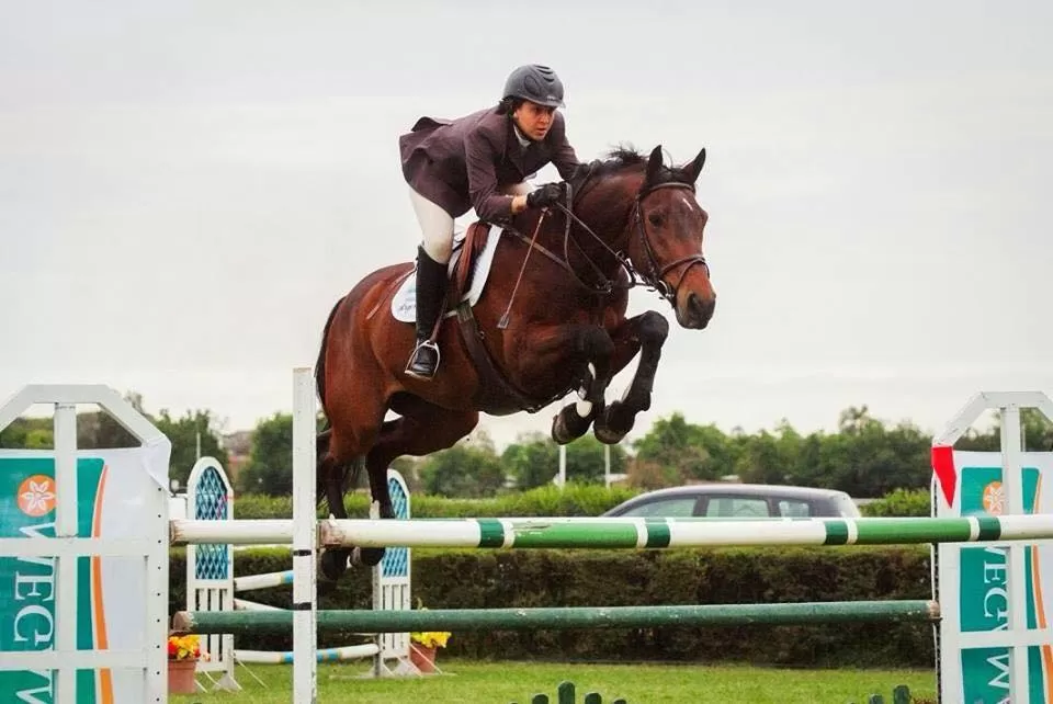 SALTO HACIA LA GLORIA. La amazona Eugenia Juárez Chico, montando a “SL Bibelot”, se consagró campeona en Segunda, la categoría más importante del torneo. la gaceta