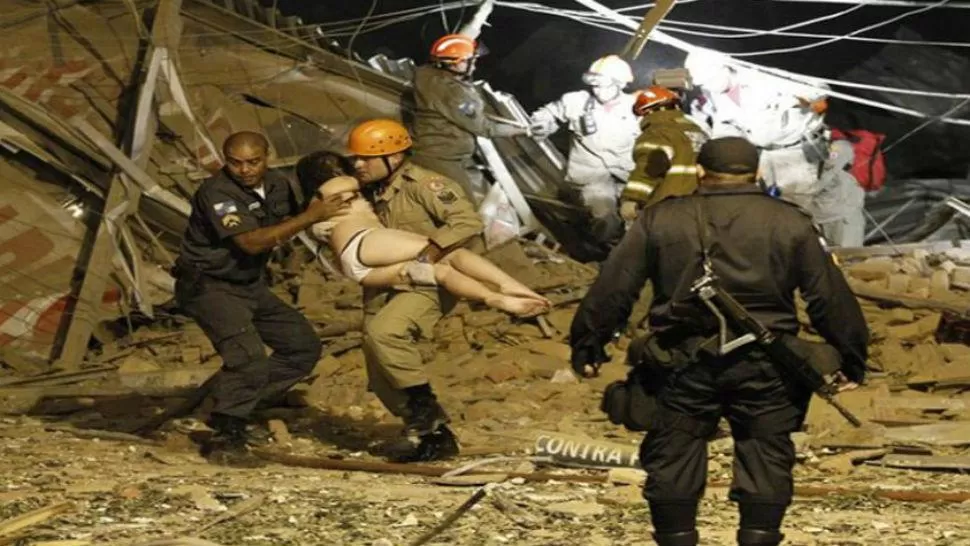 RESCATE. Los bomberos ayudan a las personas atrapadas. 