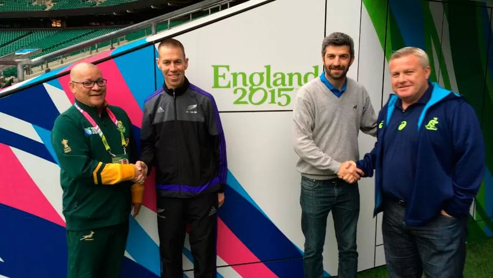 CORDIALIDAD Y DISTENSIÓN. Los managers de los equipos que cruzarán en semifinales se saludan en Twickenham.
FOTO TOMADA DE RUGBYWORLDCUP.COM