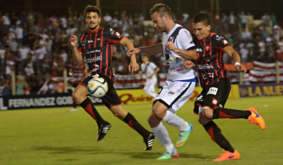 PELEA. Pablo Ostrowski, de Guaraní, busca la manera de eludir la doble marca que le pusieron Lautaro Geminiani y Marcos Minetti, de Patronato. foto del diario “el territorio” de misiones