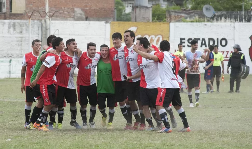 UN FESTEJO MERECIDO. Los jugadores de Sportivo dan suelta a su alegría luego de ganar el partido a Güemes y clasificar. la gaceta / foto de florencia zurita