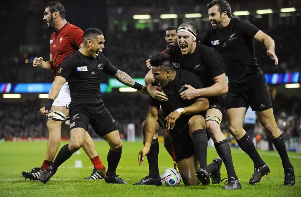 UNA “BESTIA”. El wing Julian Savea festeja uno de los tries de los All Blacks. reuters 