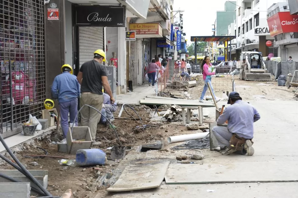 FALTA POCO. Estiman que a fin de mes terminarían la peatonal Mendoza. 