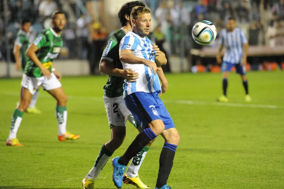 VOLVIÓ A BANCÁRSELA. Menéndez aguanta la pelota y la posición ante Medina. El “Polaco” se esforzó como de costumbre.  la gaceta / foto de héctor peralta