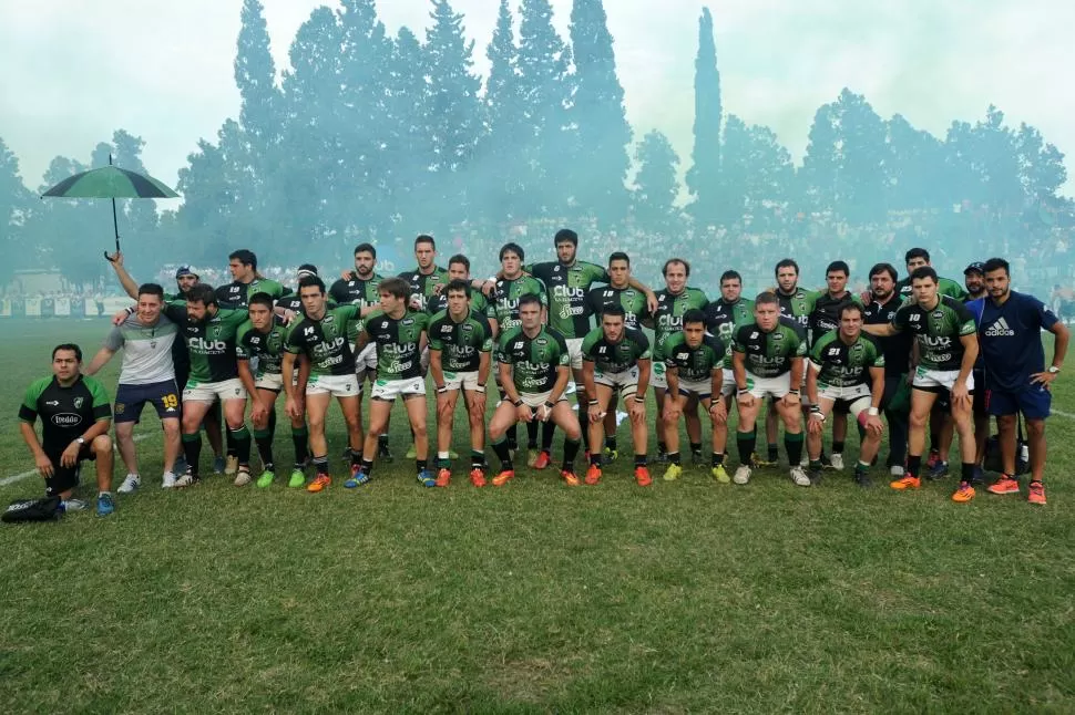 A PLENO. Todo el plantel del equipo campeón posó en medio del humo de color que tardó en dispersarse. El ingreso de los dos equipos llenó de alegría y fiesta una tarde templada, ideal para jugar al rugby. la gaceta / fotos de inés quinteros orio