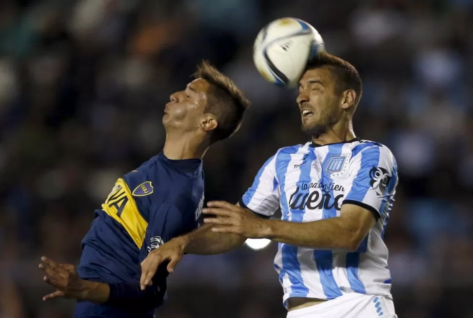 INTENSA LUCHA. Rodrigo Bentancur y Nicolás Sánchez disputan la pelota. reuters